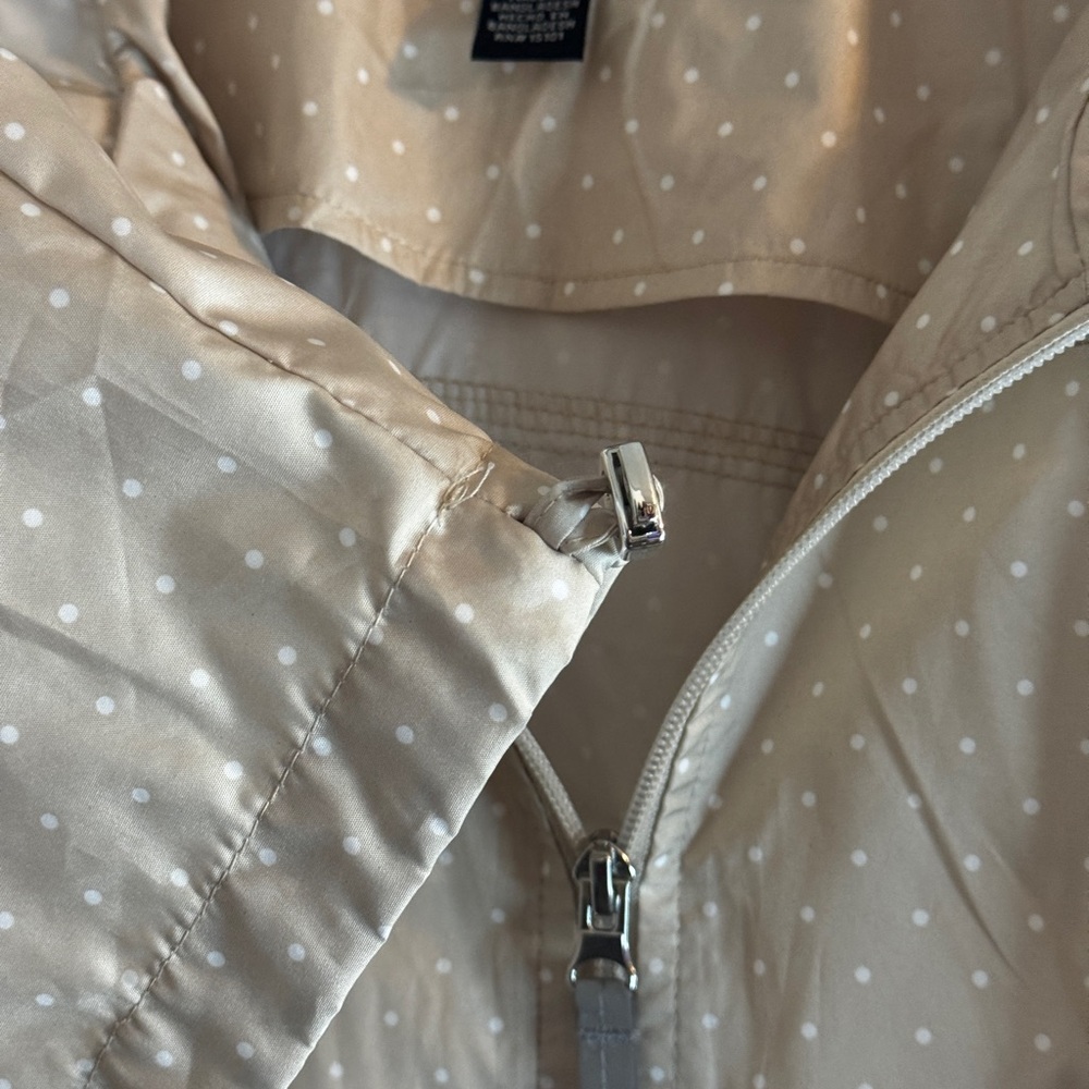 Jones of New York Lt Beige Polka Dot Women’s Windbreaker Travel Jacket w/ Hood - Picture 3 of 4